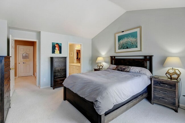 Building Photo - Beautiful luxury townhome style condominiu...