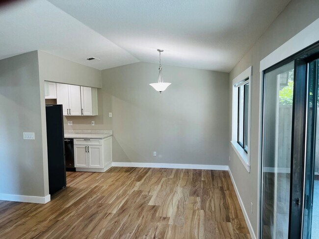 Building Photo - Single Level 2 Bedroom 2 Bath Danville Townhouse/Condo