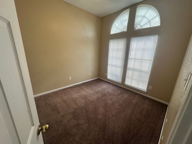 Building Photo - AVAILABLE NOW!!