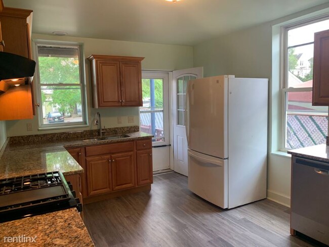 Building Photo - 3 br, 1 bath Townhome - 429 library ave