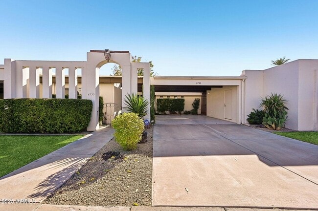 Building Photo - 8733 E Vía De Viva