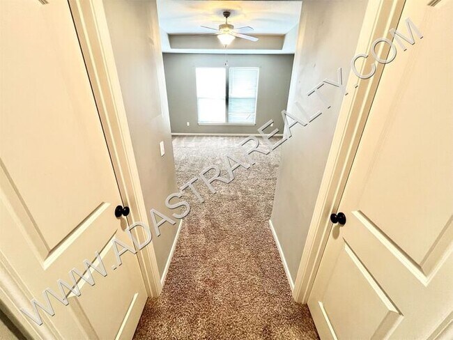 Building Photo - Beautiful and Spacious Olathe Townhome-Available in AUGUST!!!