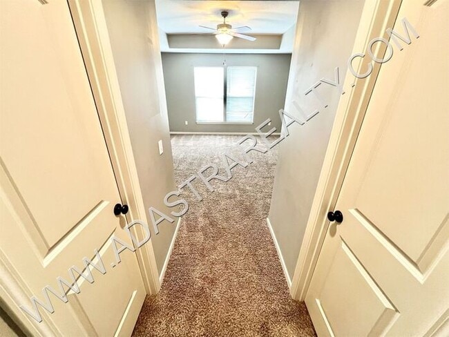 Building Photo - Beautiful Olathe Townhome-Available NOW!!!