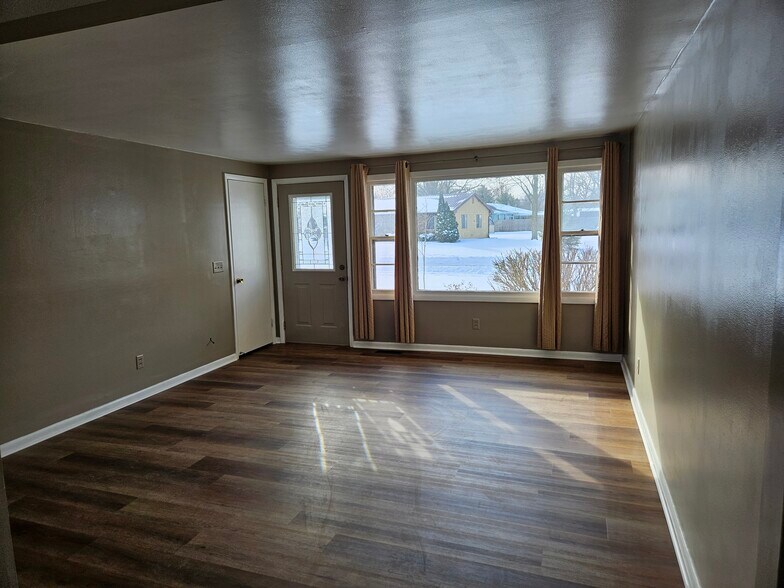 Building Photo - 3922 Springwood Dr