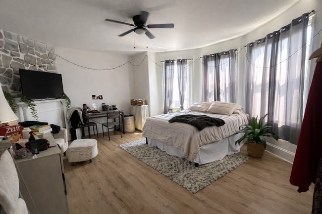 Building Photo - Bright Renovated 2-Bedroom w/ Stainless Kitchen & 1,000 Sq Ft