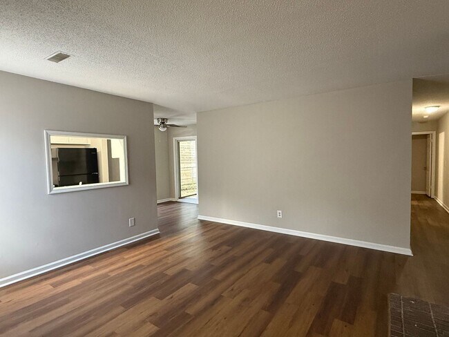 Building Photo - Fully Renovated 2 bed/ 2 bath Duplex! Available Now!