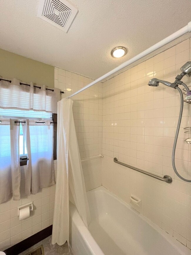 Building Photo - Comfortable 3 Bedroom 2 Bath House in Beau...