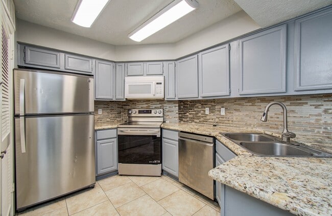 Building Photo - 10555 Turtlewood Ct
