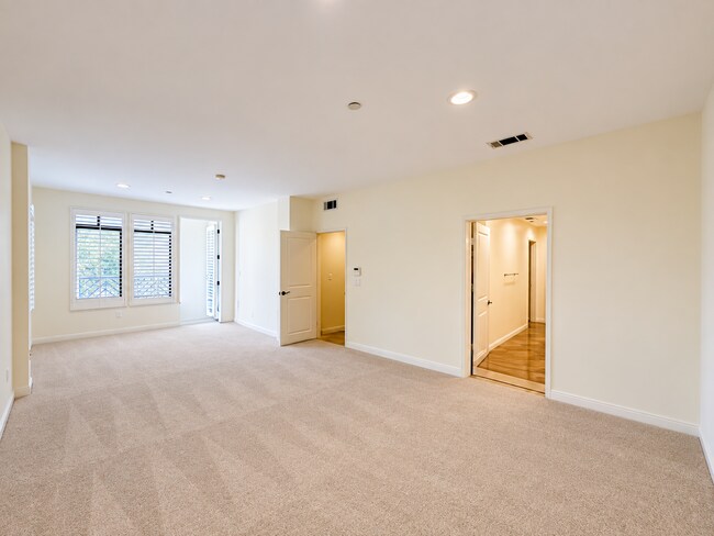 Building Photo - 5625 Crescent Prk W