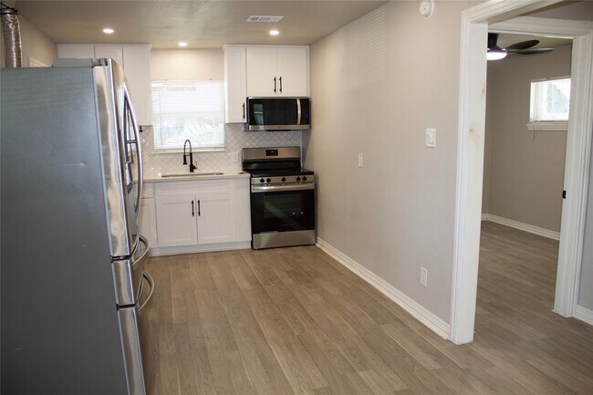 Building Photo - 1323 E 32nd 1/2 St