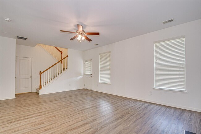 Building Photo - 476 Lory Ln