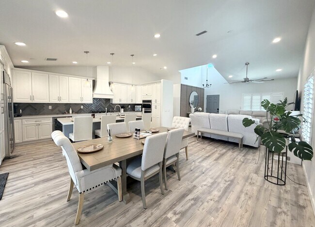 Building Photo - AVAILABLE NOW!! GORGEOUS 4 Bedroom 2 Bathroom Home in La Quinta.