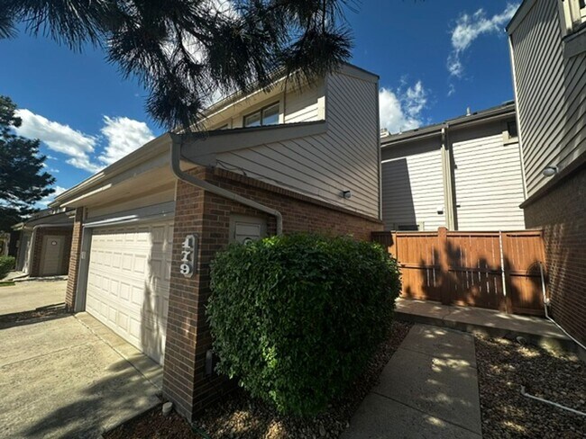 Building Photo - Large 3 bedroom, 2.5 bath townhome with 2-car garage!