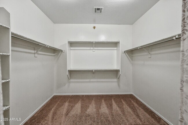 Building Photo - 634 W Kerry Ln