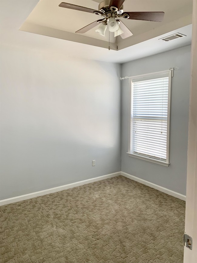 Building Photo - 4610 Blue Iris Way