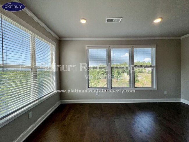 Building Photo - 2360 Manor Pointe Dr