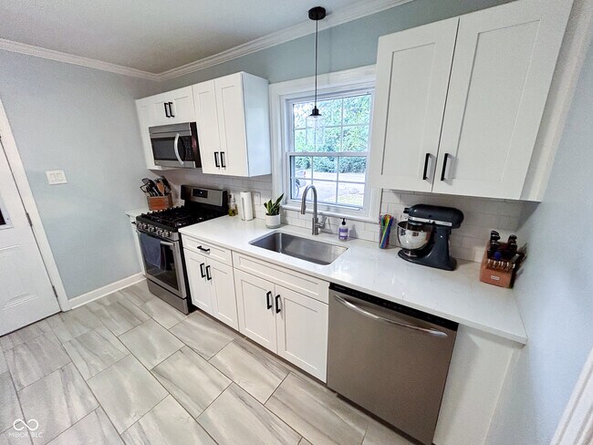 Building Photo - 5805 Norwaldo Ave