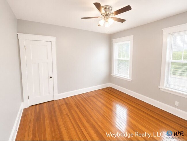 Building Photo - 862 Academy Ave