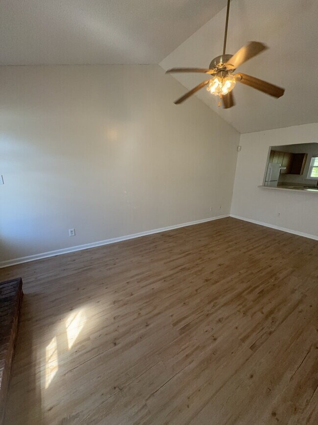 Building Photo - 212 Live Oak Ct