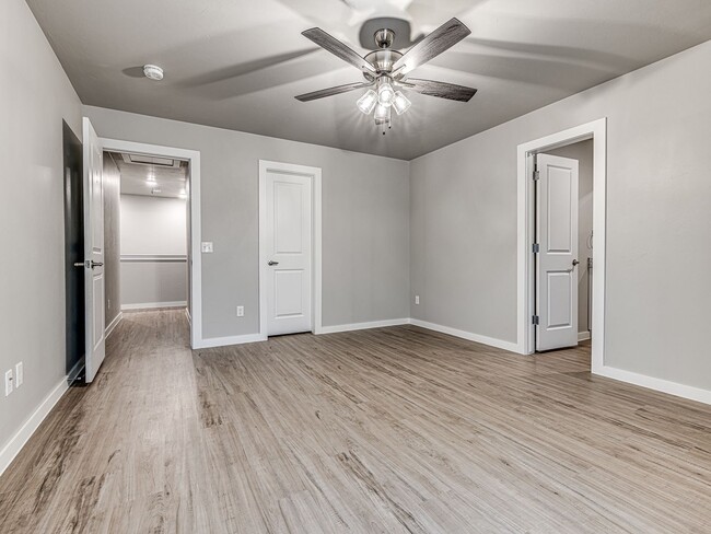 Building Photo - Newer home in the heart of OKC + 5 bedroom...