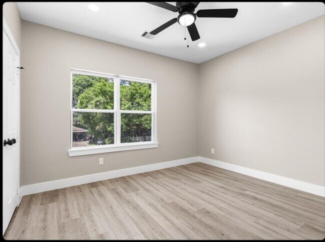Building Photo - 102 Schade Ln