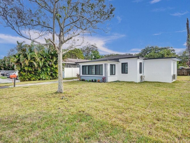 Building Photo - 940 SW 28th St