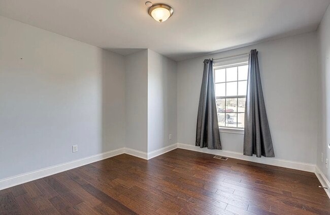 Building Photo - 1003 Irish Way