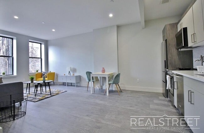 Building Photo - Giant 1 BED in Bushwick!