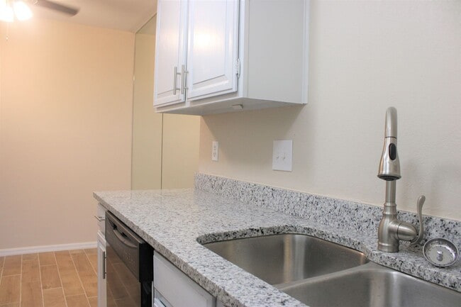 Building Photo - *** SPECIAL $300 OFF 1ST MONTH’S RENT***Available Now! Best Value in North OKC – Comfortable Cond...