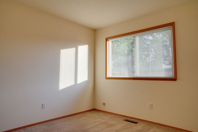 Building Photo - Federal Way Rambler