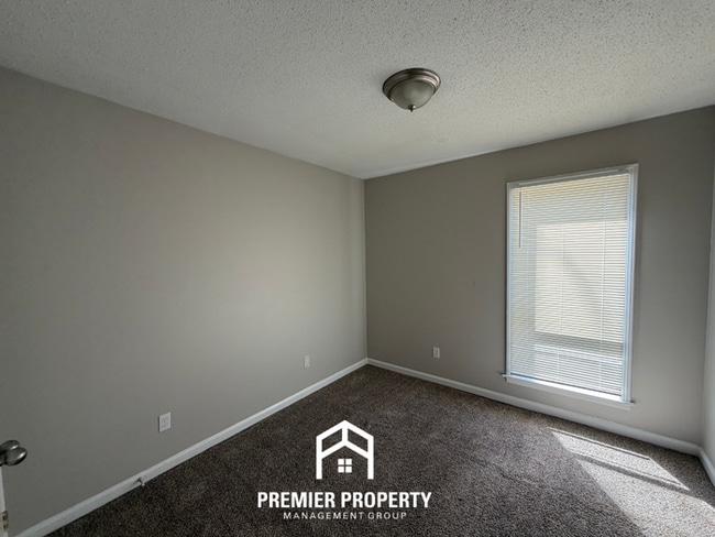 Building Photo - 3-Bedroom Single-Family Home for Rent in Memphis, TN - Vaulted Ceilings & Fenced Backyard