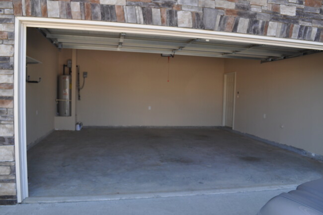 garage - 1058 Cedarbrook Dr