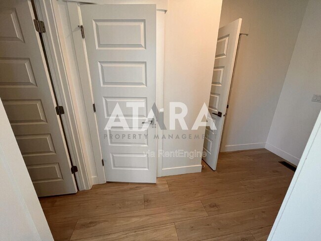 Building Photo - 909 Sagehill Dr