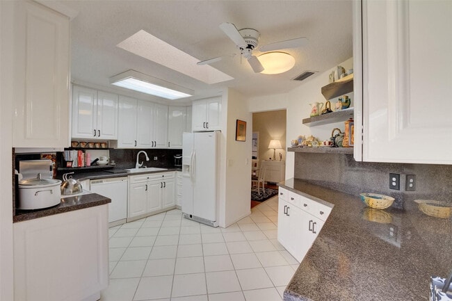 Building Photo - 5051 Pine Dr