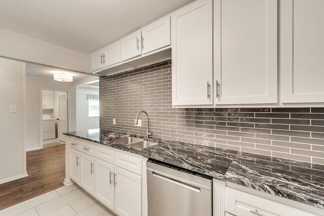 Building Photo - Overton Park Duplex!