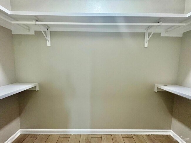 Building Photo - 913 E 13th St