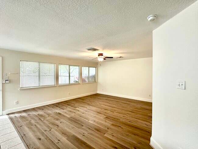 Building Photo - 3 bed 2 Bath in Sienna