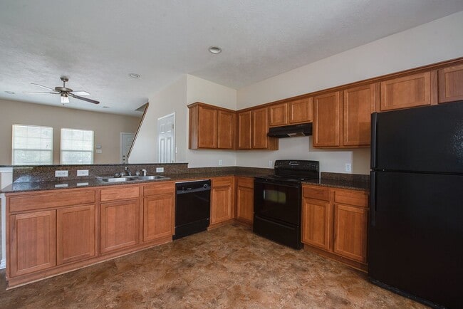 Building Photo - 3 Bed + 3 Bath - Spacious Townhome