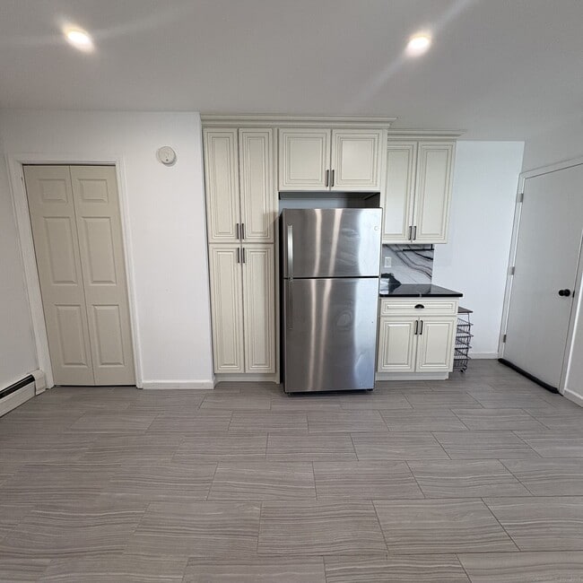 Building Photo - 45 Birdsey St