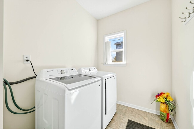 Building Photo - 4663 Bayview Dr