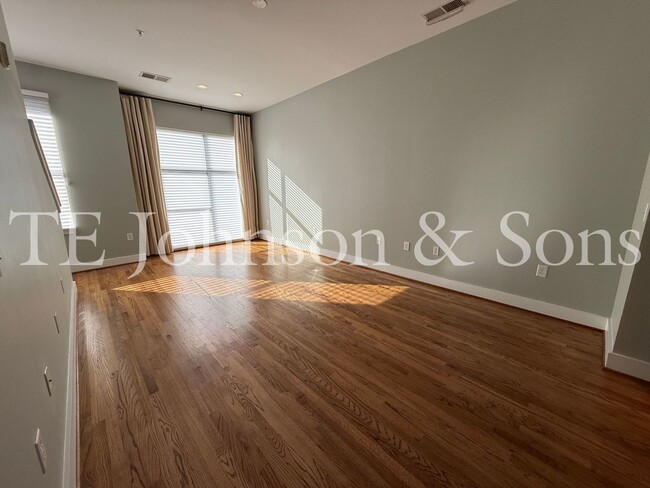 Building Photo - Modern Three Level Townhome in the Heart o...