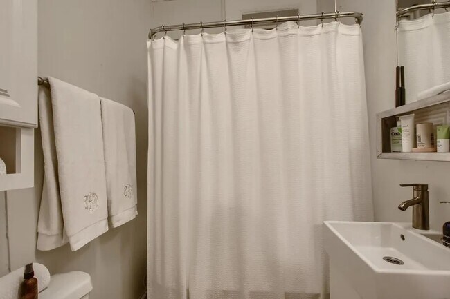 Building Photo - 1629 W Julian St