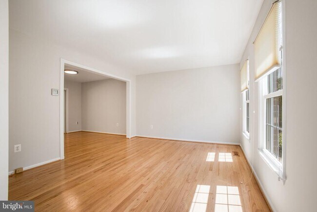 Building Photo - 9010 Lake Braddock Dr
