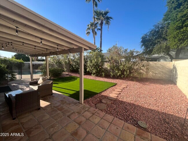 Building Photo - 8878 E Sheena Dr