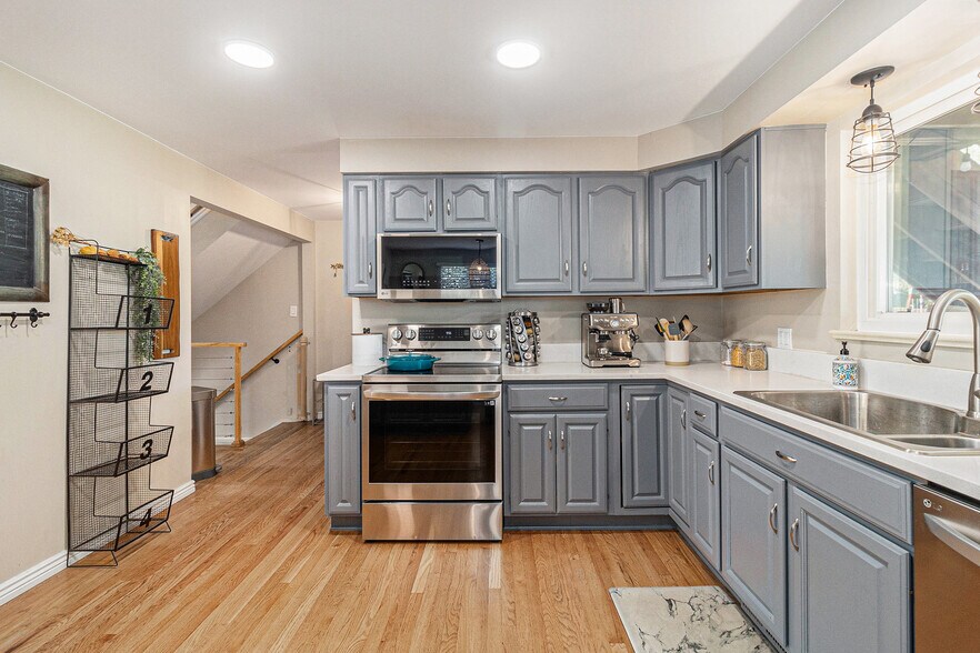 Building Photo - 219 Seminole Dr