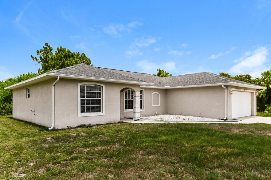 Building Photo - 737 Almelia St E