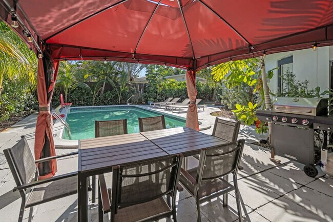 Building Photo - 714 NE 17th Ct