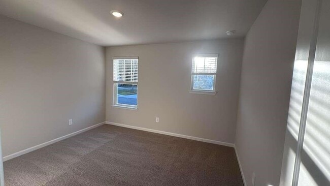 Building Photo - 26 Hemlock Ct