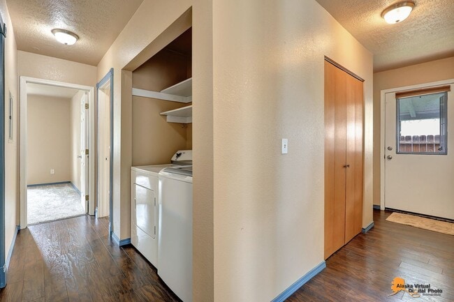 Building Photo - East Anchorage Home with In Unit Laundry a...