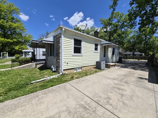 Building Photo - 3707 N Riley Ave